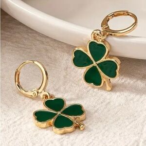✨Modcloth Paddy Green Shamrock Earrings